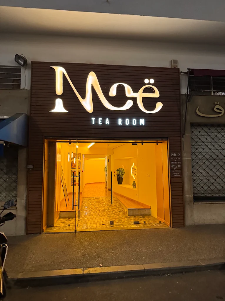 Moë Tea Room est un salon de thé authentique à City. REMPLACER par une vraie description de la cuisine et de l'expérience, à commander en ligne ou sur place.